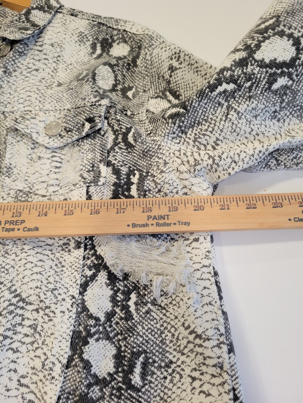 POL Crue Snakeskin Print Distressed Cropped Jacket Black Cream L Frayed Western - Picture 12 of 15